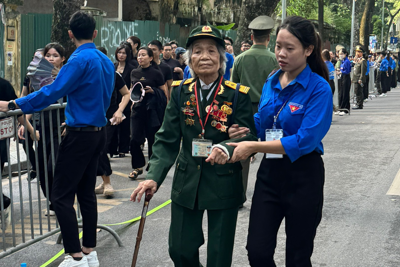 Thanh niên tình nguyện hỗ trợ Lễ Quốc tang bằng niềm vinh dự, lòng biết ơn