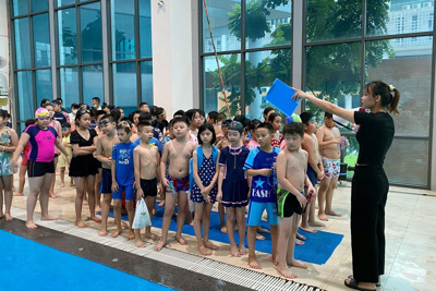 Quận Hoàng Mai dạy bơi miễn phí cho trẻ em có hoàn cảnh khó khăn