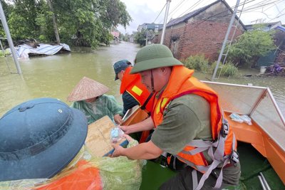 Chương Mỹ: Lũ nhấn chìm ngõ xóm, lực lượng chức năng tất bật cùng dân chạy lũ