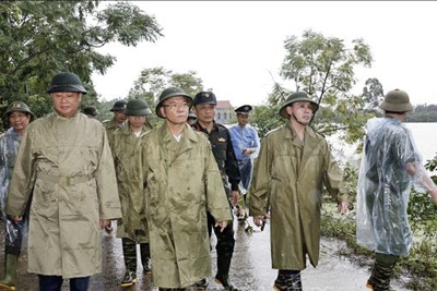 Phó Thủ tướng Chính phủ Lê Thành Long thị sát vùng lũ tại huyện Chương Mỹ