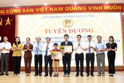 Hà Nội tuyên dương, khen thưởng hai học sinh có thành tích đặc biệt