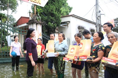 Hà Nội: lãnh đạo MTTQ TP thăm, tặng quà người dân vùng "rốn lũ" Chương Mỹ