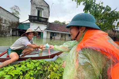 Công an bơi thuyền đến từng nhà tiếp tế cho người dân “rốn lũ” Hà Nội