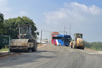 Thi công 13km đường đê sông Hồng qua huyện Thường Tín đạt 70% khối lượng việc