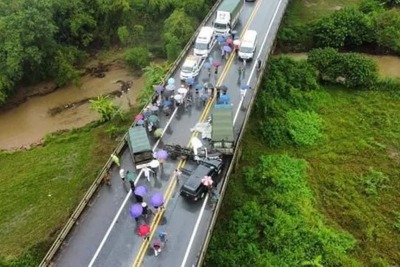 Ô tô tông liên hoàn trên cao tốc Nội Bài-Lào Cai, 2 người thương vong