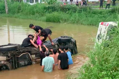 Tai nạn giao thông mới nhất 13/8/2024: thoát chết khi 2 ô tô lật xuống ao