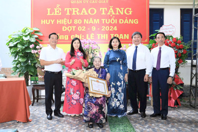 Lãnh đạo TP Hà Nội trao Huy hiệu 80 năm tuổi Đảng tại quận Cầu Giấy