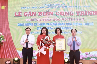 Gắn biển công trình trường tiểu học mừng kỷ niệm 70 năm Giải phóng Thủ đô