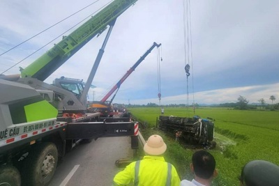 Hà Tĩnh: nỗ lực giải cứu xe tải bị lật nghiêng dưới ruộng lúa