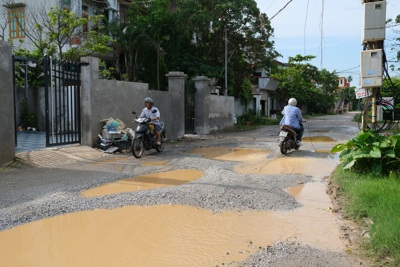 Vĩnh Phúc: chằng chịt “ổ trâu, ổ gà” trên tuyến đường Quang Trung