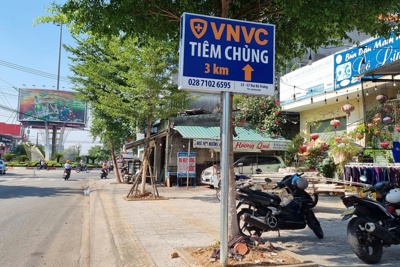 Loạt bảng quảng cáo VNVC tiêm chủng “đục” vỉa hè không xin phép