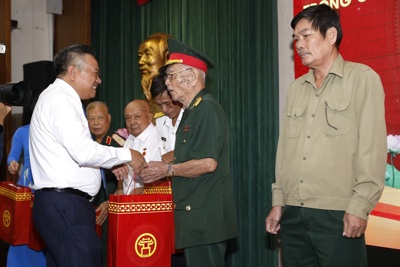 Lãnh đạo TP Hà Nội thăm, tặng quà người có công của TP Hồ Chí Minh