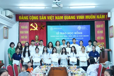 PRO Việt Nam trao 40 suất học bổng cho con em công nhân VSMT