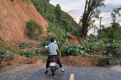  Thanh Hóa: quốc lộ 15C sạt lở, giao thông tê liệt nhiều giờ