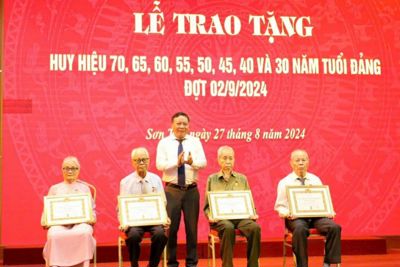 Sơn Tây trao Huy hiệu Đảng cho 320 đồng chí đảng viên lão thành