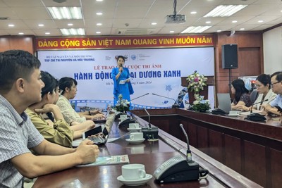 Trao giải Cuộc thi ảnh “Hành động vì đại dương xanh”.