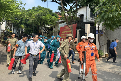 Quận Ba Đình: 200 cán bộ diễn tập chữa cháy tại nhà cho thuê để ở