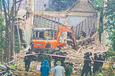 Lực lượng chức năng quân đội và công an đã kiểm tra hiện trường vụ nổ