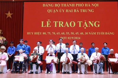 Trao Huy hiệu Đảng tặng nhiều đảng viên lão thành thuộc Đảng bộ Quận Hai Bà Trưng