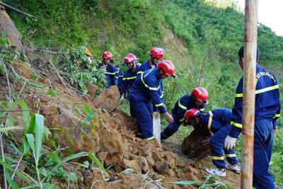 Tai nạn giao thông mới nhất 3/9/2024: xe lao xuống vực, người phụ nữ tử vong