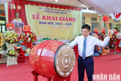 Phó Thủ tướng Chính phủ Lê Thành Long dự khai giảng tại Hoà Bình