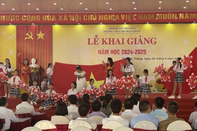 Hân hoan không khí khai giảng năm học mới tại Hiệp Hoà, Bắc Giang