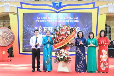 Phó Bí thư Thường trực Thành ủy Hà Nội dự lễ khai giảng tại Trường THPT Phan Đình Phùng