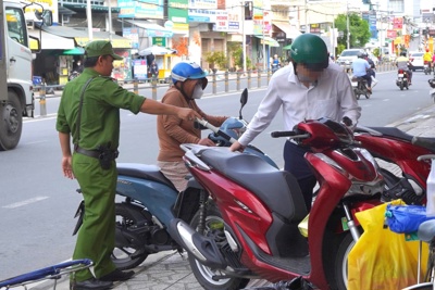 Cần Thơ ra quân xử lý xe đi ngược chiều trên đường Trần Hoàng Na