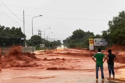 Mưa lớn 3 ngày liên tục, lũ cát bùn đỏ cuốn trôi một phụ nữ