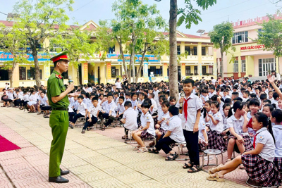 Đan Phượng tuyên truyền luật giao thông, kỹ năng phòng cháy chữa cháy cho học sinh