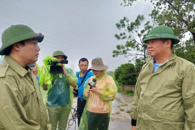 Phó Chủ tịch UBND TP Nguyễn Mạnh Quyền kiểm tra khắc phục hậu quả sau bão tại Chương Mỹ