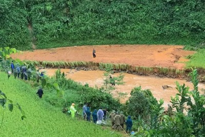 Vụ sạt lở đẩy nhiều phương tiện xuống suối: tìm thấy 9 thi thể nạn nhân