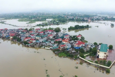 Nhiều nơi ở Quốc Oai ngập sâu, cuộc sống người dân đảo lộn