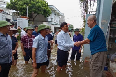 Trưởng Ban Dân vận Thành ủy Đỗ Anh Tuấn kiểm tra vùng lũ lụt Quốc Oai