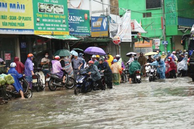 Mưa suốt đêm, nhiều tuyến đường Hà Nội ngập sâu, lưu thông khó khăn