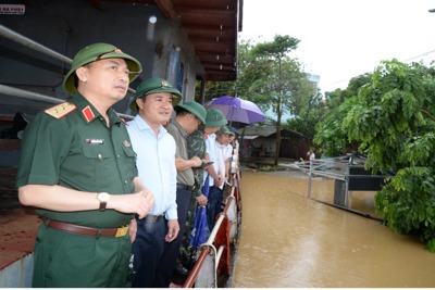 Trung tướng Nguyễn Quốc Duyệt kiểm tra việc ứng phó với mưa lũ tại huyện Ba Vì