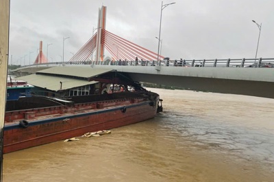 Tàu rỗng và nhà nổi trôi tự do trên sông Lô va vào cầu Vĩnh Phú