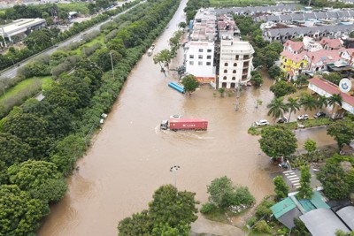 Cấm các phương tiện lưu thông trên đường gom Đại lộ Thăng Long do ngập úng