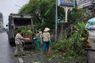 Công nhân môi trường đẩy mạnh dọn dẹp rác thải sau bão số 3