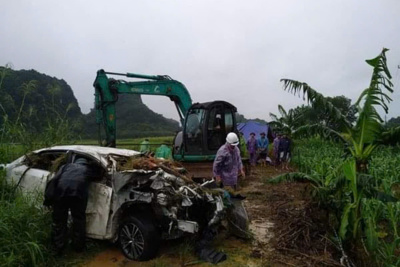 Tai nạn giao thông mới nhất 10/9/2024:Cứu 3 người trên tàu bị lật giữa sông Hồng