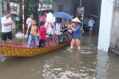 Huyện Thạch Thất: phụ huynh dùng thuyền, xe kéo đưa con em đến trường