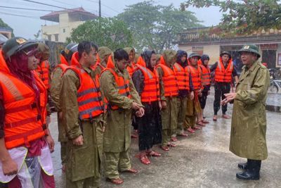 Công an tỉnh Thái Bình giúp người dân ứng phó với mưa lũ tràn đê bối