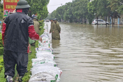 Mực nước sông Đáy tiếp tục dâng cao, nhiều nơi ở Hà Nam ngập sâu