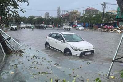 Các tuyến phố ở Hải Phòng lại ngập trong biển nước