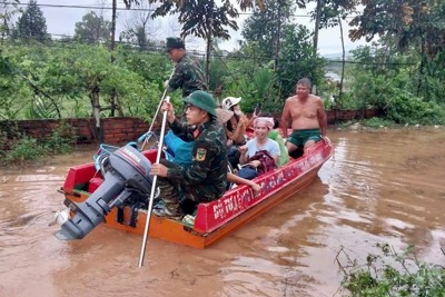 Huyện Phúc Thọ: đắp bờ ngăn lũ, di dời người dân đến nơi an toàn