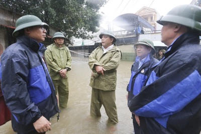 Giám đốc Công an Hà Nội kiểm tra phòng chống mưa lũ ở Mê Linh