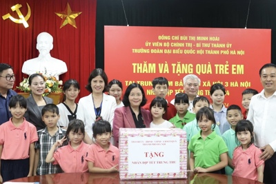 Bí thư Thành uỷ Hà Nội thăm, tặng quà trẻ em tại Trung tâm Bảo trợ xã hội 3