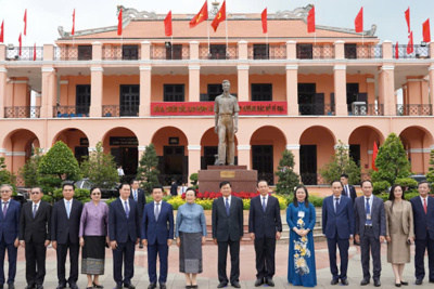 Tổng Bí thư, Chủ tịch nước Lào Thongloun Sisoulith thăm Bến Nhà Rồng