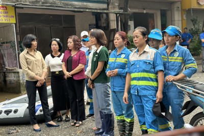 Thăm hỏi, động viên nữ công nhân vệ sinh môi trường sau bão số 3