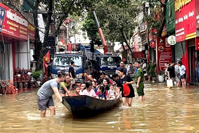 Huyện Mỹ Đức hỗ trợ thuyền cho vùng lũ Gia Lâm